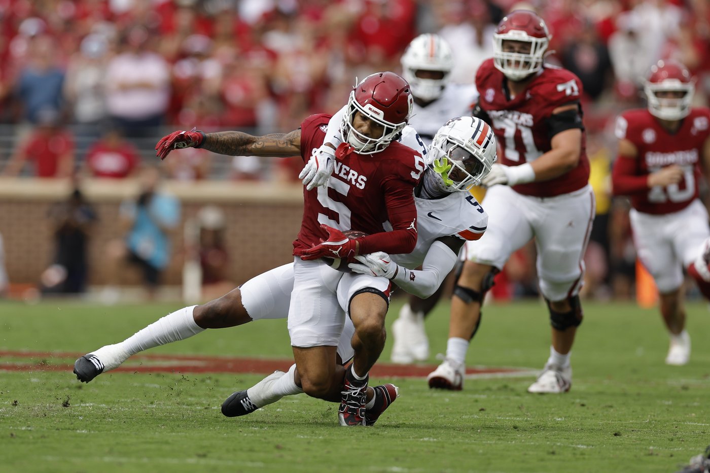 No. 5 Oklahoma rolls past Kent State 44-0 as QB Hawkins produces 4 TDs while filling in for Mateer | iNFOnews.ca