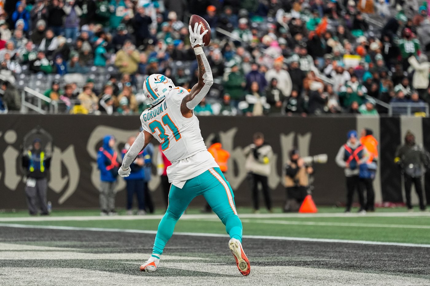 Tagovailoa wins in cold, leads Dolphins to 4th straight victory 34-10 to remain unbeaten vs. Jets | iNFOnews.ca Tagovailoa wins in cold, leads Dolphins to 4th straight victory 34-10 to remain unbeaten vs. Jets | iNFOnews.ca