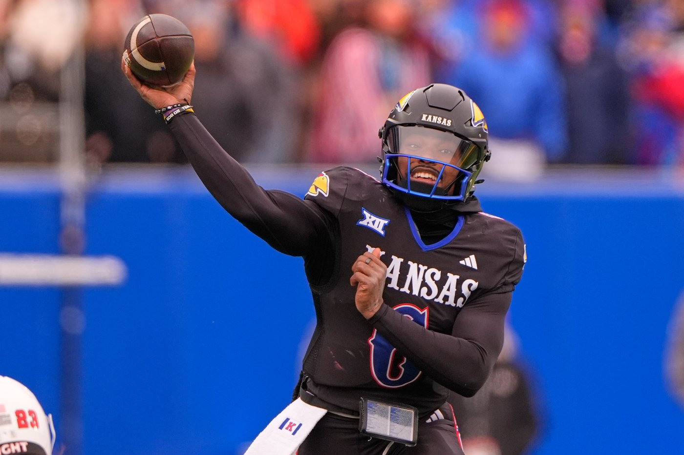 No. 14 Utah rallies to beat Kansas 31-21 and keep its slim Big 12 championship hopes alive | iNFOnews.ca