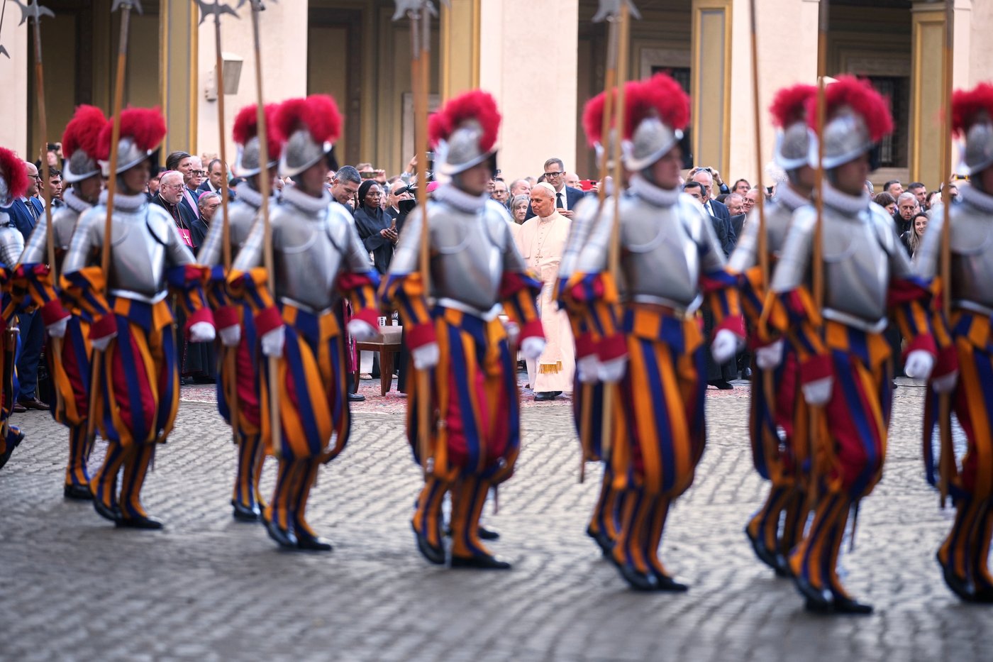 A look at Swiss Guards preparing for a swearing-in ceremony attended by the Pope, in photos | iNFOnews.ca