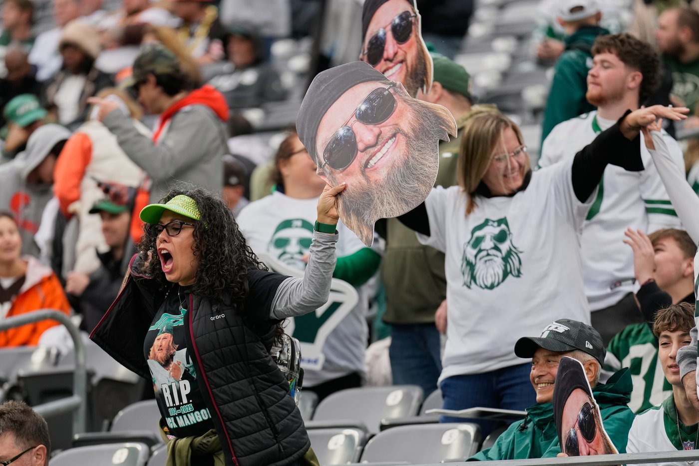 Jets honor late Nick Mangold with tribute before game against Browns | iNFOnews.ca Jets honor late Nick Mangold with tribute before game against Browns | iNFOnews.ca