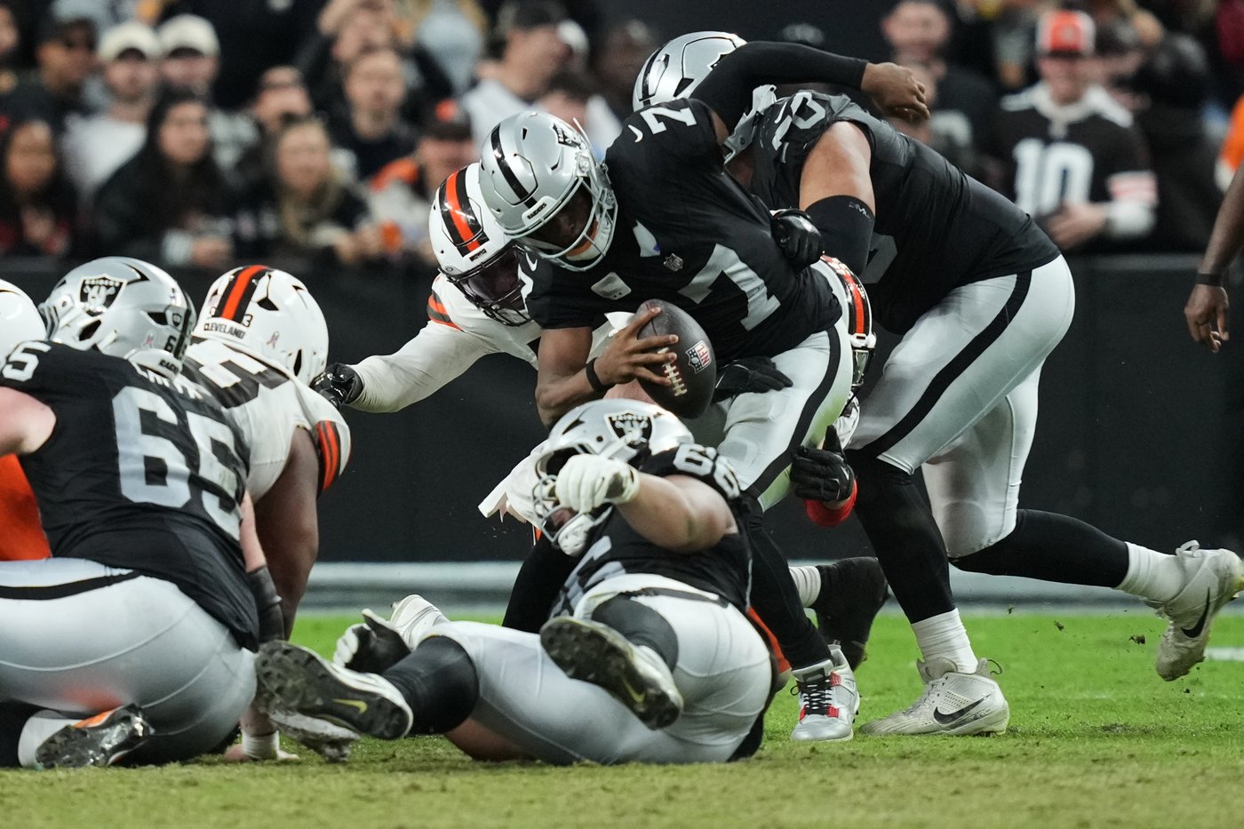 Chargers host Raiders as both teams seek improvement in stretch run for vastly different reasons | iNFOnews.ca