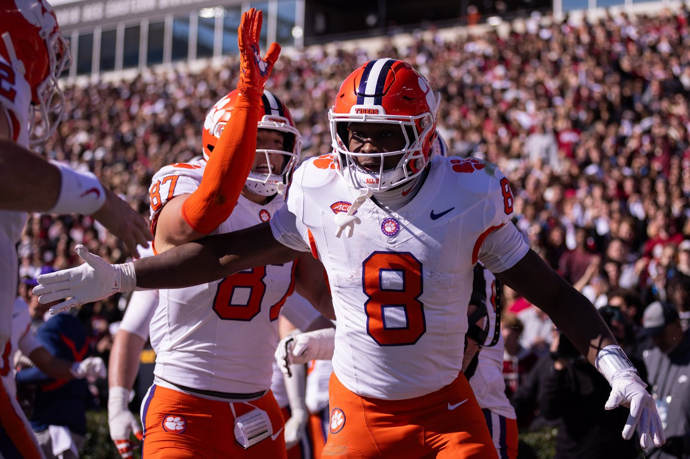 Klubnik's TD run, Jones' 2 picks lead Clemson to 4th straight win, 28-14 over South Carolina | iNFOnews.ca