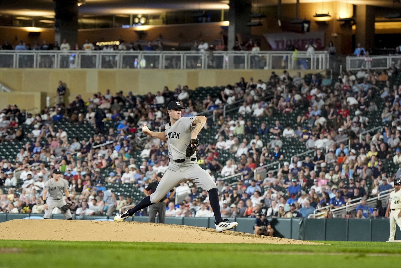 Yankees survive another bullpen meltdown, beat Twins 10-9 after nearly wasting 9-run lead | iNFOnews.ca Yankees survive another bullpen meltdown, beat Twins 10-9 after nearly wasting 9-run lead | iNFOnews.ca