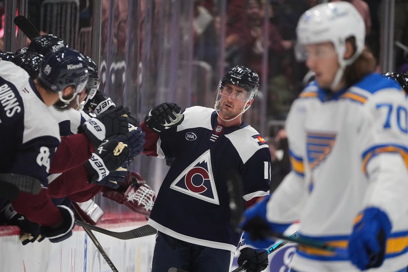 MacKinnon scores 400th goal and Nichushkin nets hat trick as Avalanche rout Blues 6-1 | iNFOnews.ca