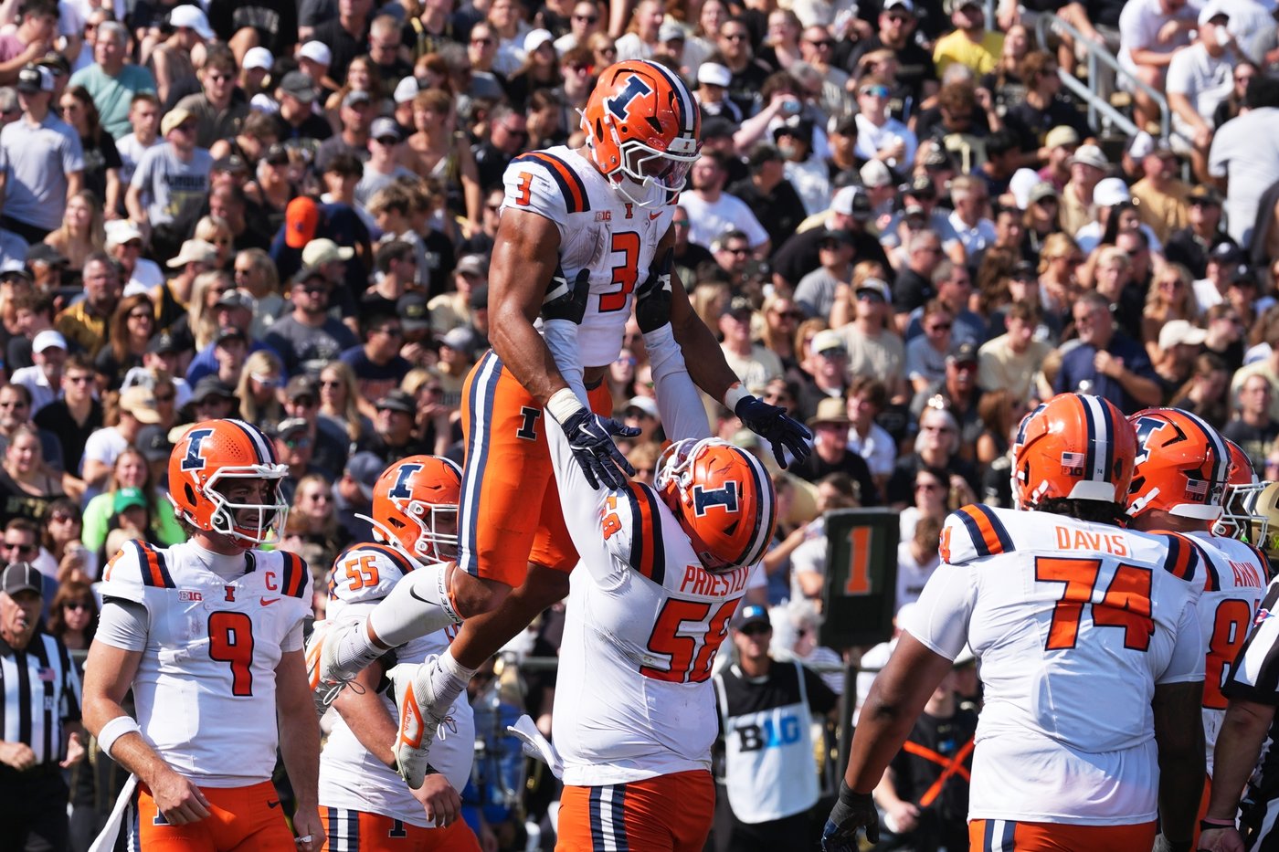 Altmyer throws for career-high 390 yards and No. 22 Illinois beats Purdue 43-27 | iNFOnews.ca