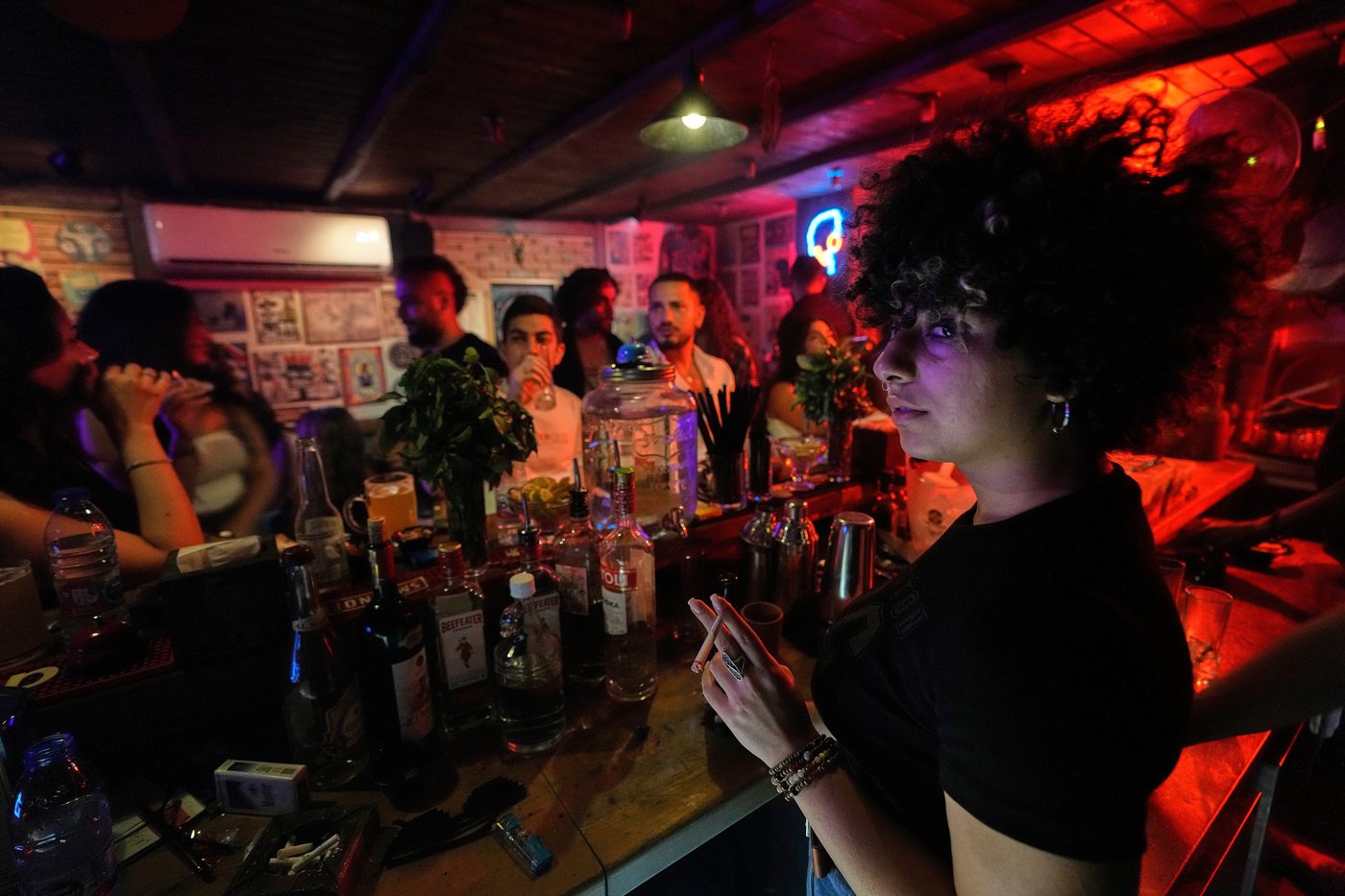 Photos show Syrians enjoying a night out in Damascus despite some crackdowns | iNFOnews.ca