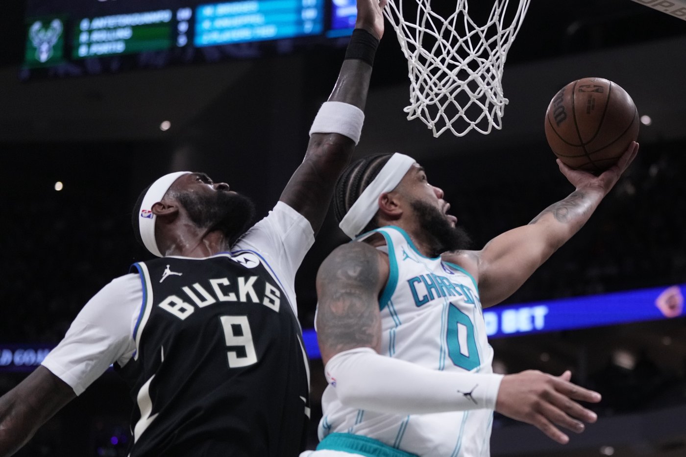 Antetokounmpo's dunk in closing seconds gives Bucks 122-121 win over Hornets | iNFOnews.ca