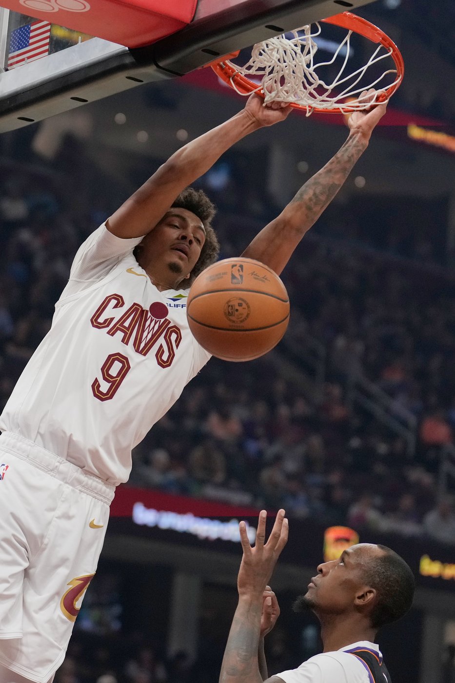 Donovan Mitchell scores 34 points to propel Cavaliers to 129-113 victory over Suns | iNFOnews.ca