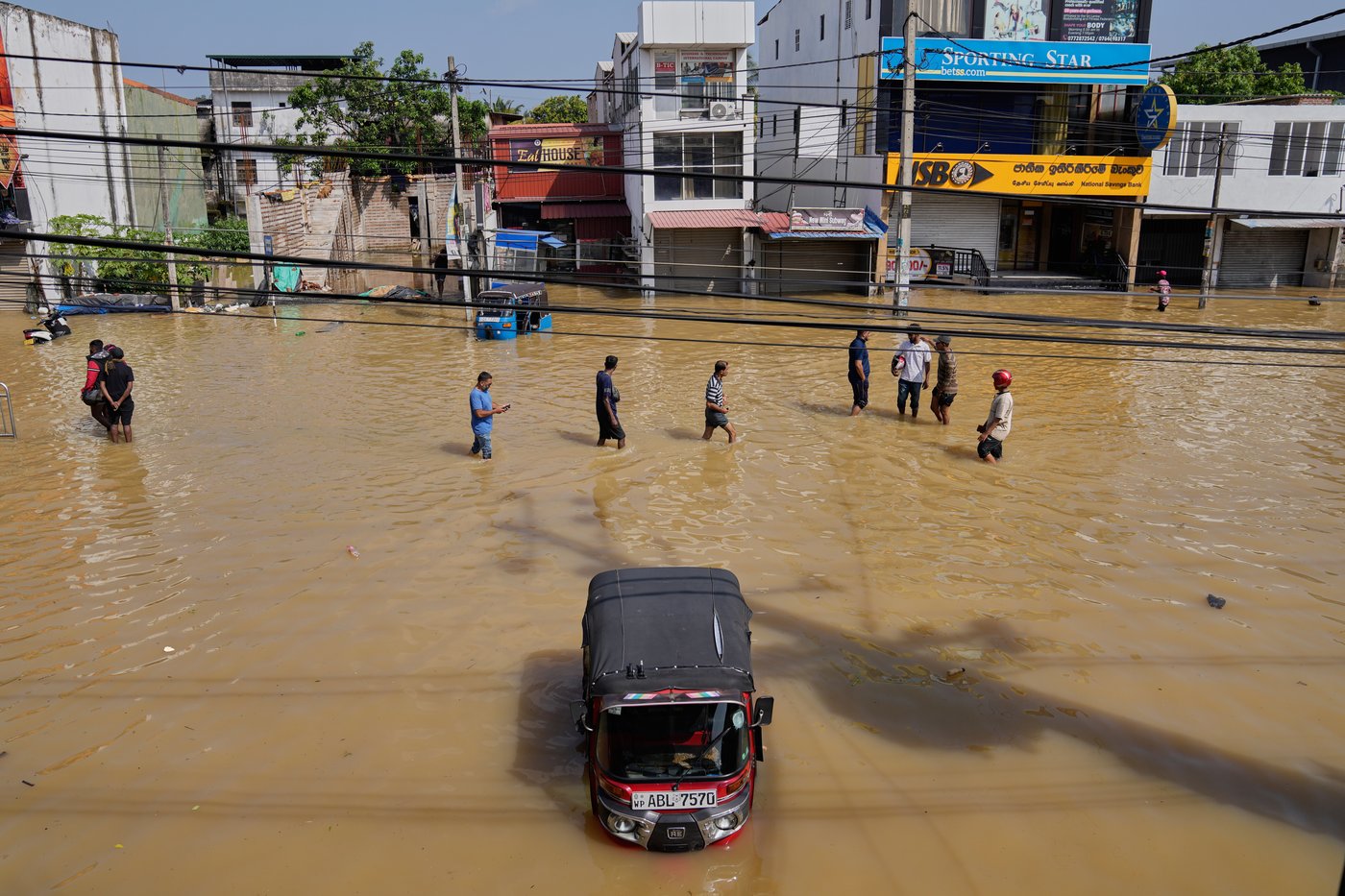 Indonesian residents hunt for food and water after deadly floods; 193 dead in Sri Lanka | iNFOnews.ca