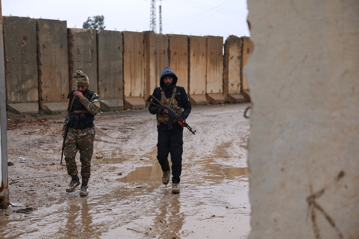 Syrian forces take control of prison housing IS members after Kurdish fighters evacuate | iNFOnews.ca