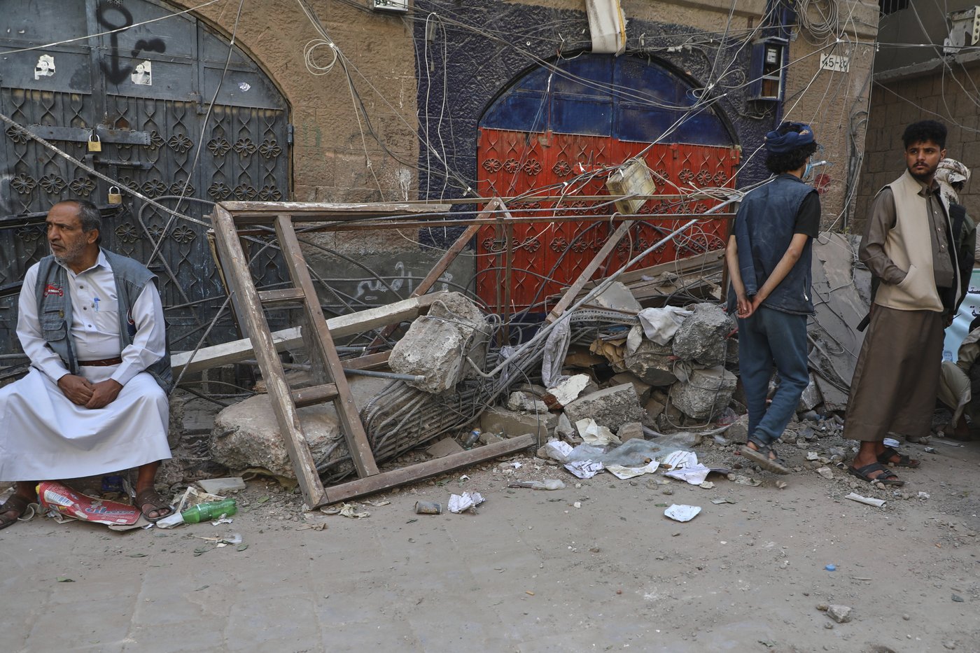Israeli strikes on Yemen's Houthi rebels damage residential homes, forcing families to live in ruins | iNFOnews.ca