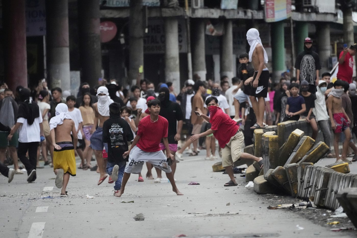Philippine police arrested dozens after a violent clash near presidential palace, in photos | iNFOnews.ca