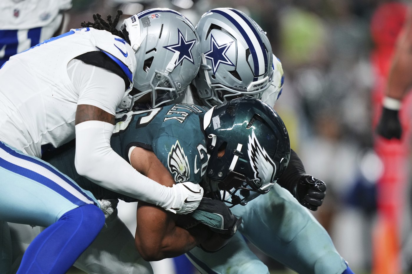 Eagles' opening victory over Cowboys delayed by lightning for more than a hour | iNFOnews.ca