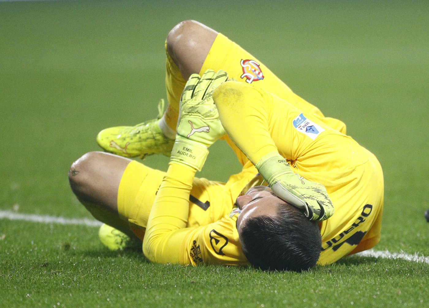 Inter Milan match briefly halted after flare hits Cremonese goalkeeper | iNFOnews.ca