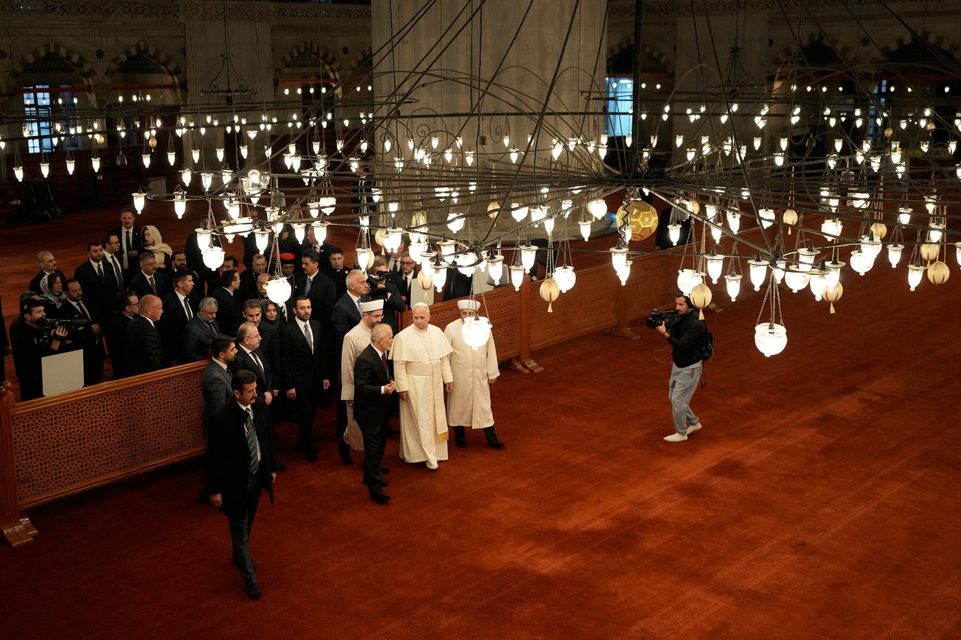 Pope Leo XIV visits the iconic Blue Mosque on the second day of his trip to Turkey | iNFOnews.ca