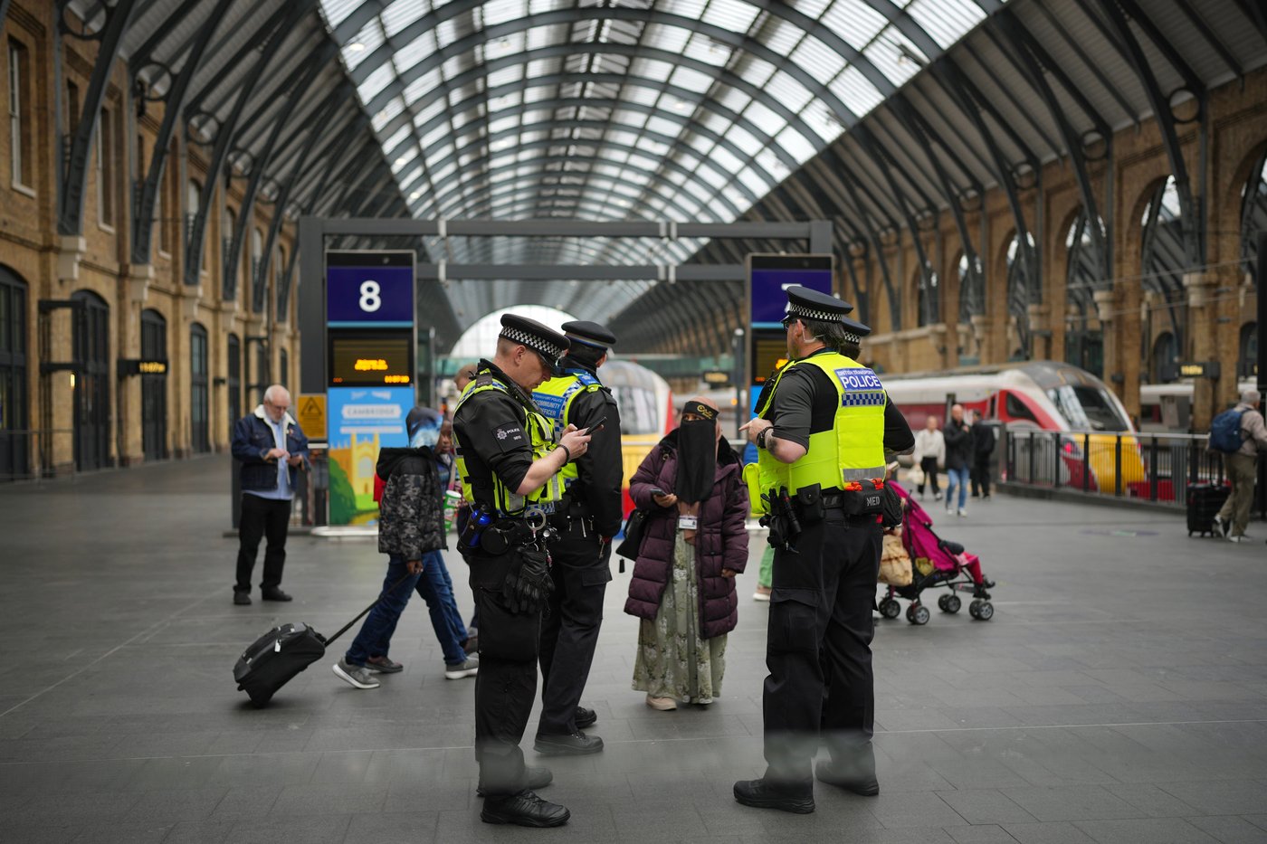 UK police charge man with attempted murder over train stabbing that wounded 11 people | iNFOnews.ca
