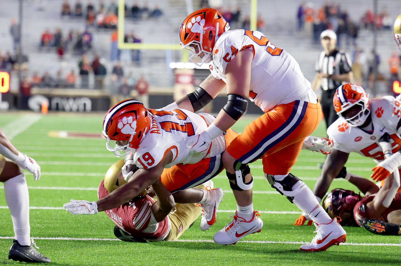 Cade Klubnik throws for a TD and runs for one before injury in Clemson's 41-10 victory over BC | iNFOnews.ca