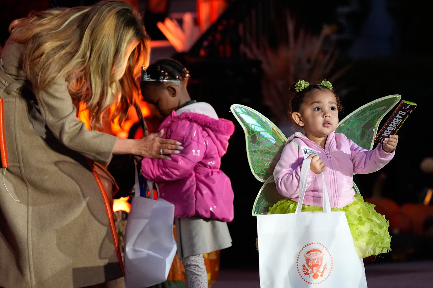 Trump hosts White House Halloween bash with superheroes and presidential lookalikes amid shutdown | iNFOnews.ca
