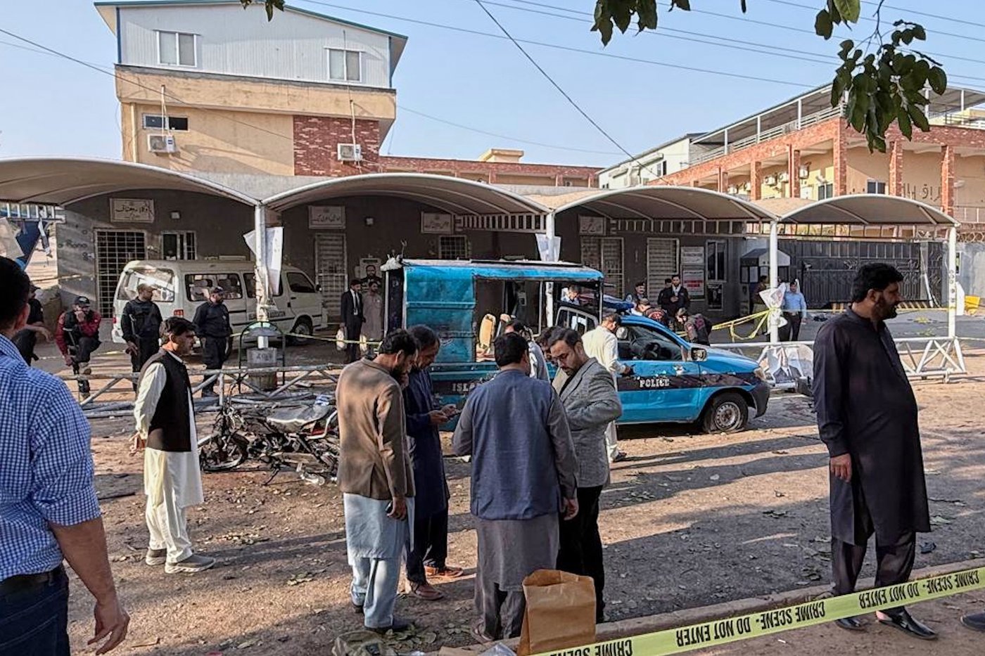 A suicide bomber targets an Islamabad court, killing 12 people and wounding 27, minister says | iNFOnews.ca