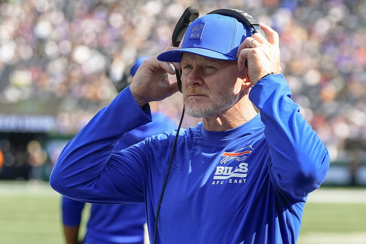 Mike McDaniel maintaining his cool as 0-2 Dolphins travel to face AFC East rival Bills in prime time | iNFOnews.ca