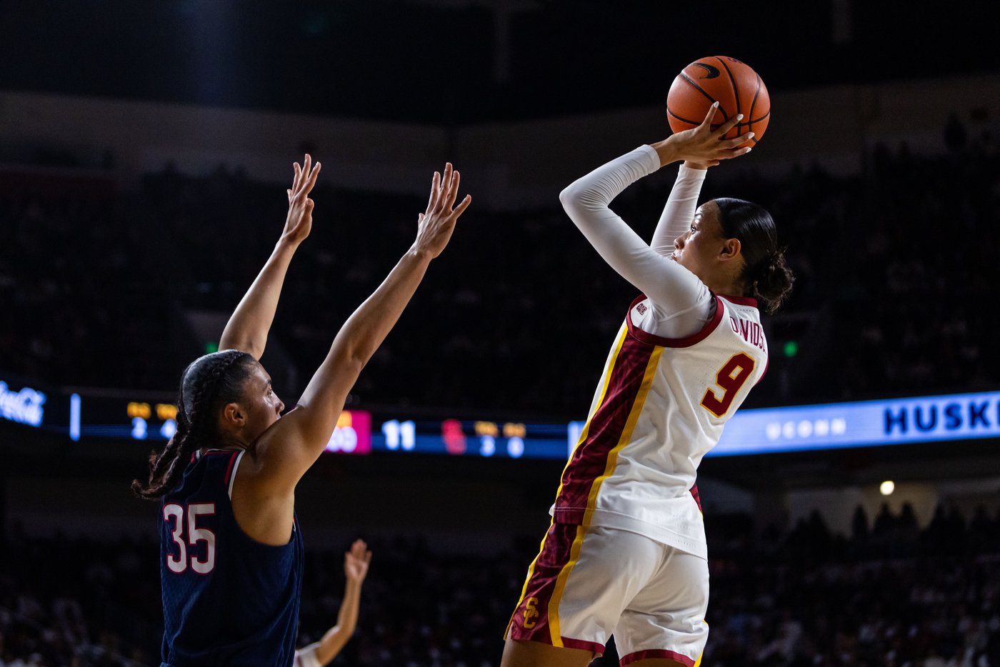 Azzi Fudd leads No. 1 UConn's 79-51 rout of 16th-ranked USC with JuJu Watkins looking on | iNFOnews.ca Azzi Fudd leads No. 1 UConn's 79-51 rout of 16th-ranked USC with JuJu Watkins looking on | iNFOnews.ca