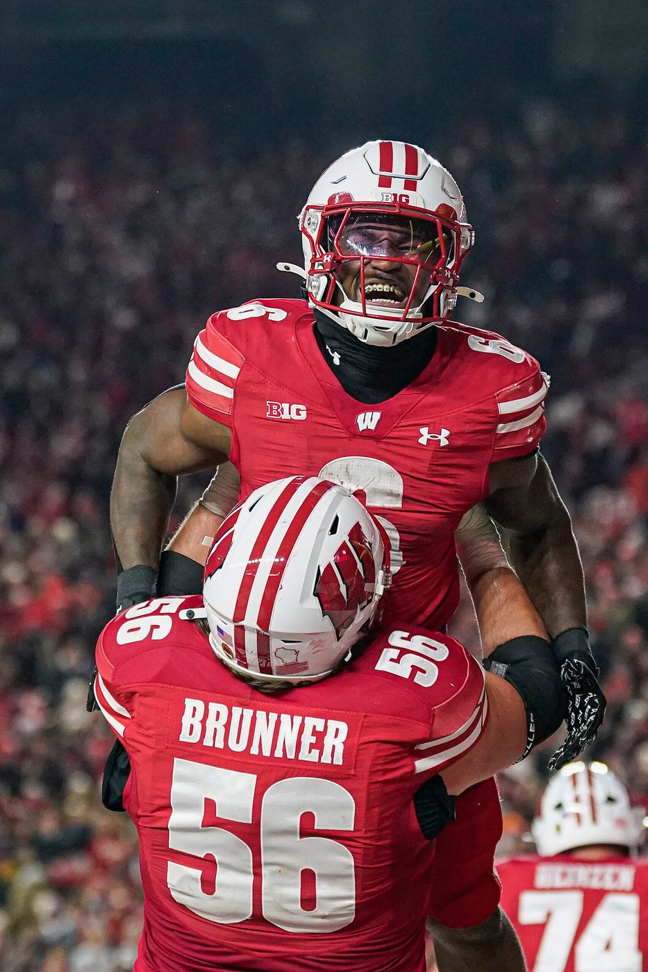 Darrion Dupree runs for 2 TDs, Wisconsin beats Illinois 27-10 | iNFOnews.ca