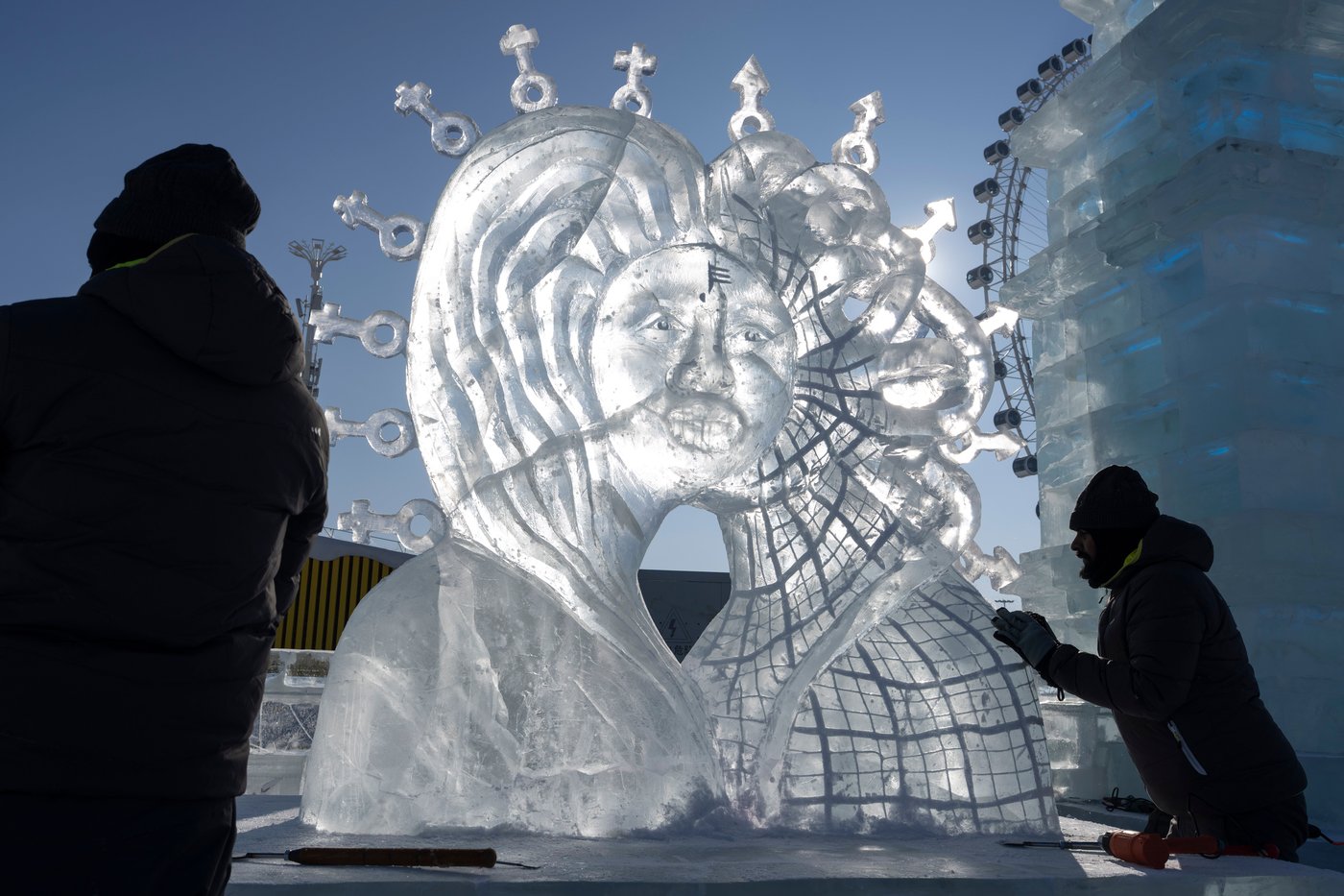 Harbin ice festival draws sculptors and spectators to northern China, in photos | iNFOnews.ca