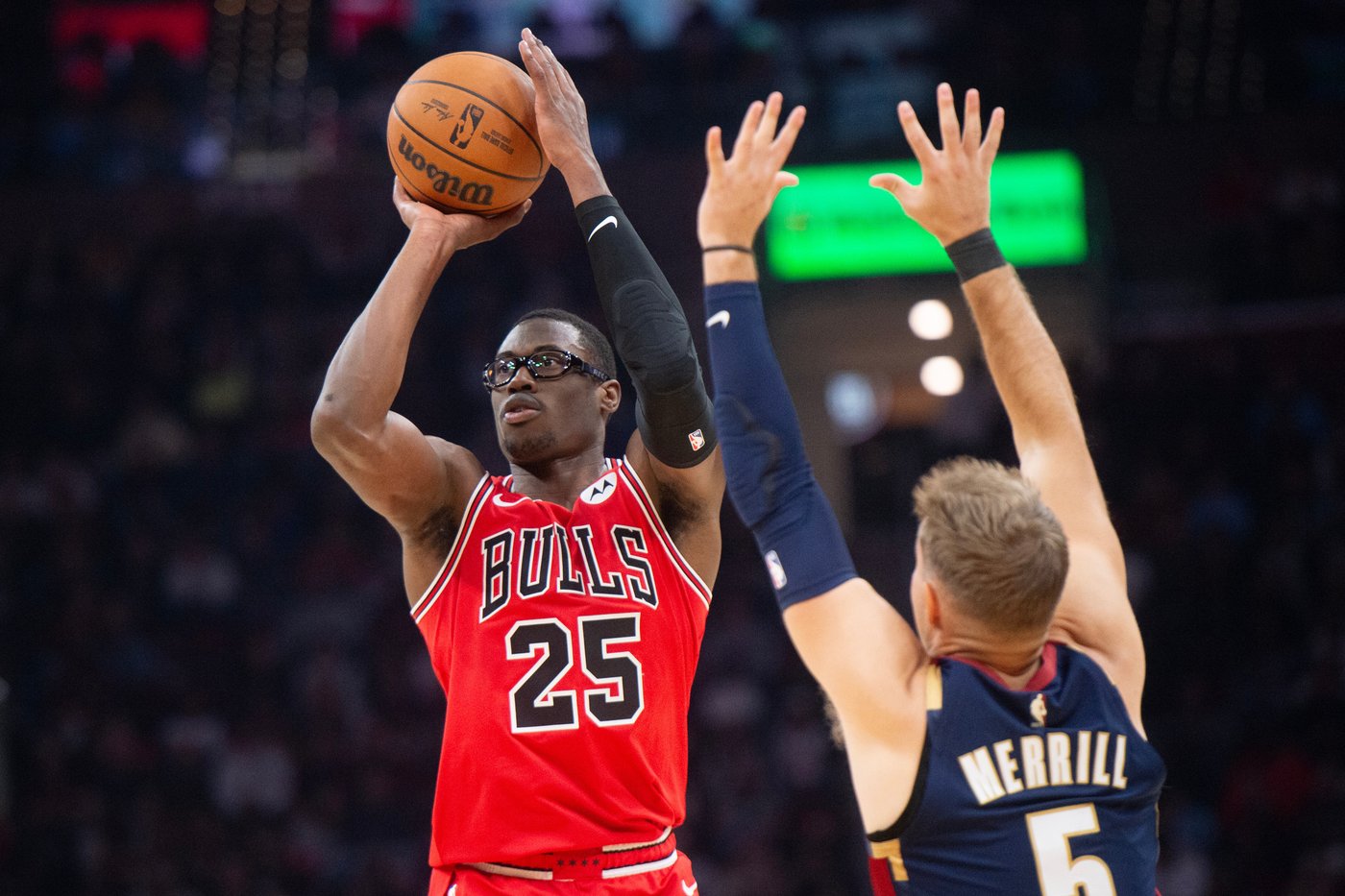 Mitchell makes go-ahead basket with 34 seconds left as Cavaliers rally to beat Bulls 128-122 | iNFOnews.ca