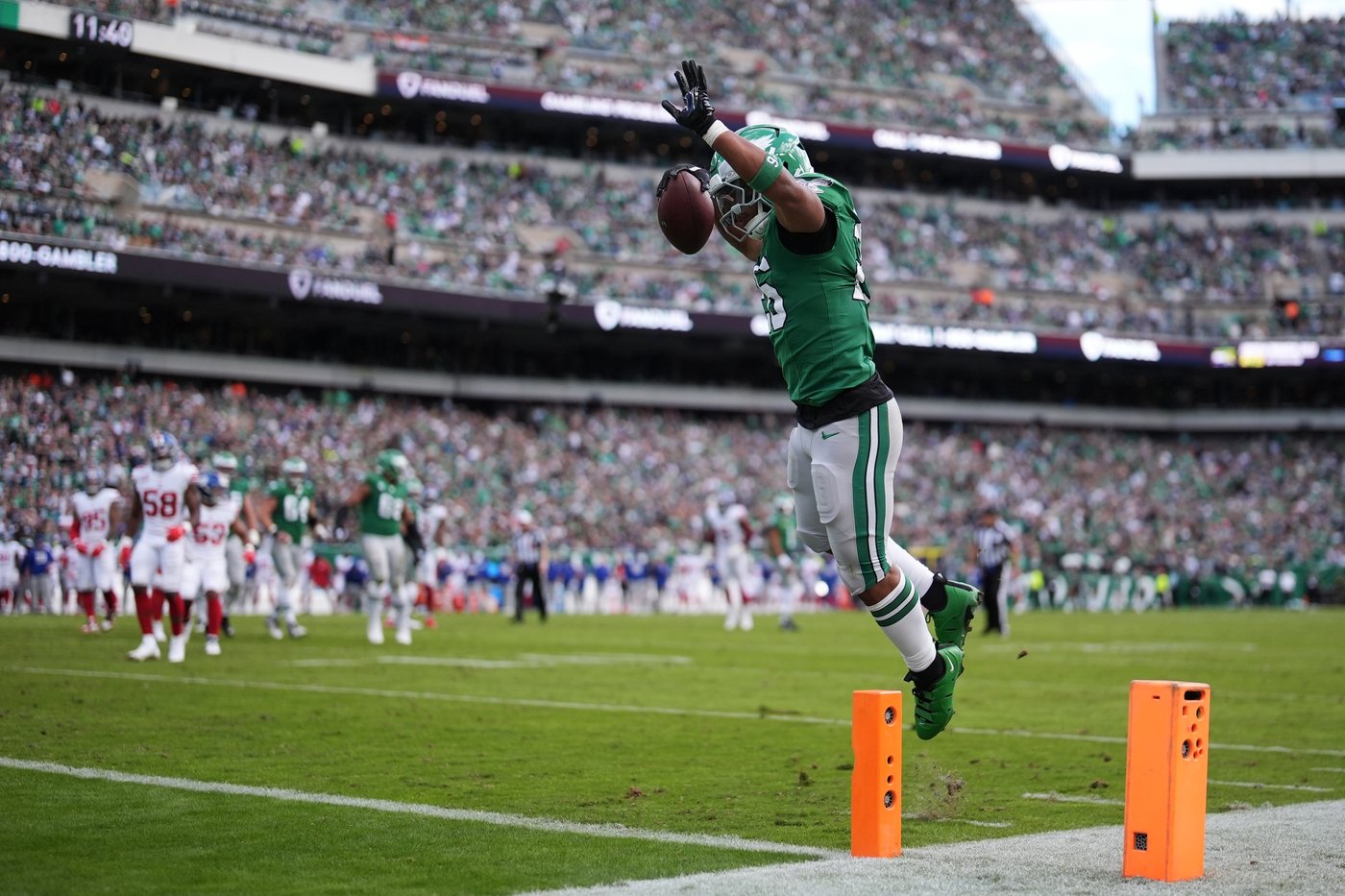 Eagles running back Saquon Barkley suffers groin injury against Giants | iNFOnews.ca Eagles running back Saquon Barkley suffers groin injury against Giants | iNFOnews.ca