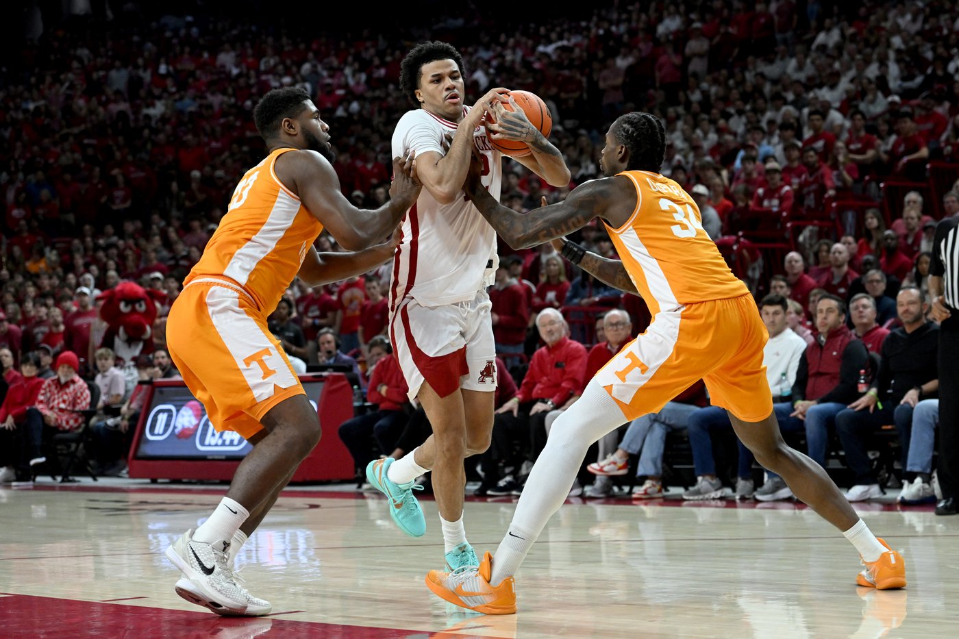 Acuff scores 29 points to lead No. 18 Arkansas to a 86-75 win over No. 19 Tennessee | iNFOnews.ca