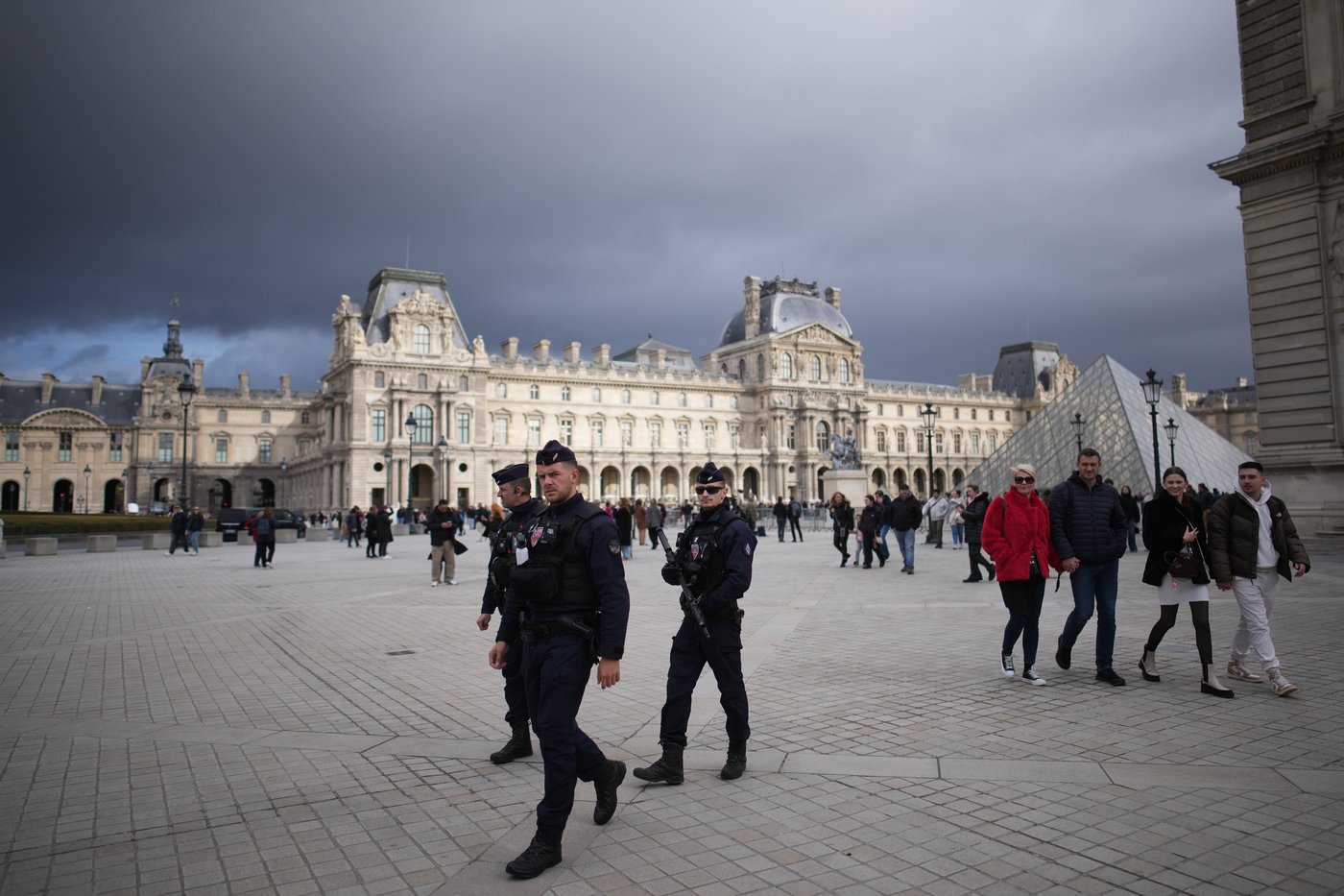 Ex-thief says he warned Louvre of security weaknesses around crown jewels | iNFOnews.ca Ex-thief says he warned Louvre of security weaknesses around crown jewels | iNFOnews.ca