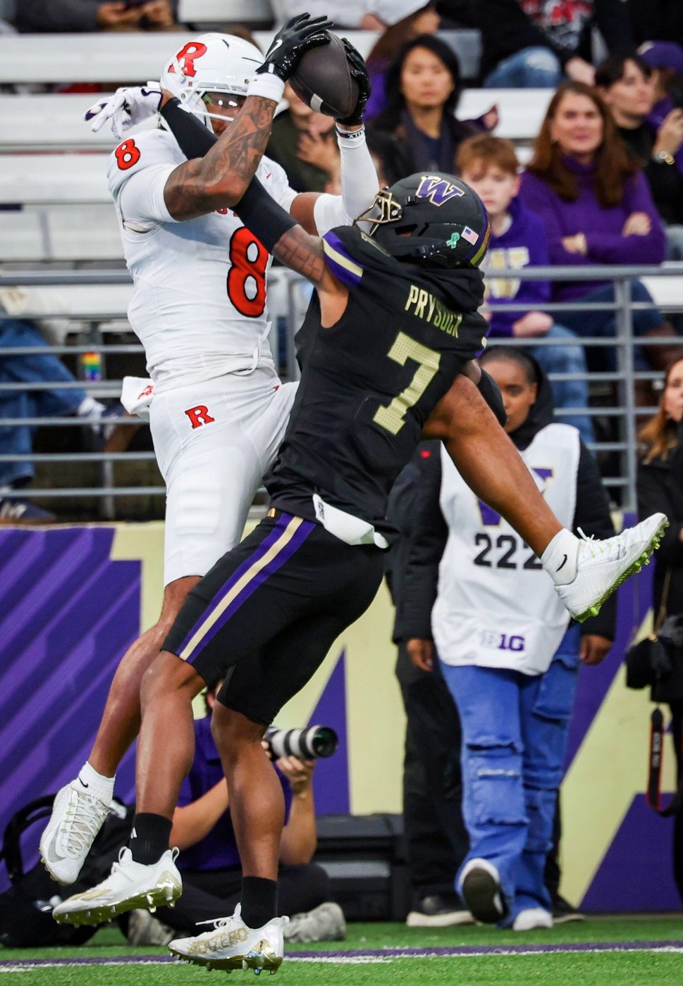 Demond Williams Jr. has career highs in passing and rushing to lead Washington over Rutgers 38-19 | iNFOnews.ca Demond Williams Jr. has career highs in passing and rushing to lead Washington over Rutgers 38-19 | iNFOnews.ca