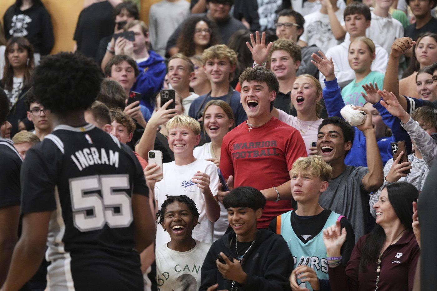 Spurs surprise central Texas students with visit after deadly flash flood | iNFOnews.ca