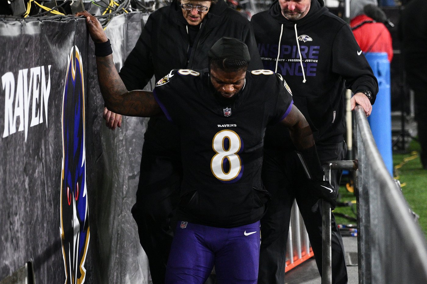 Ravens' Lamar Jackson forced out of game against Patriots with a back injury | iNFOnews.ca