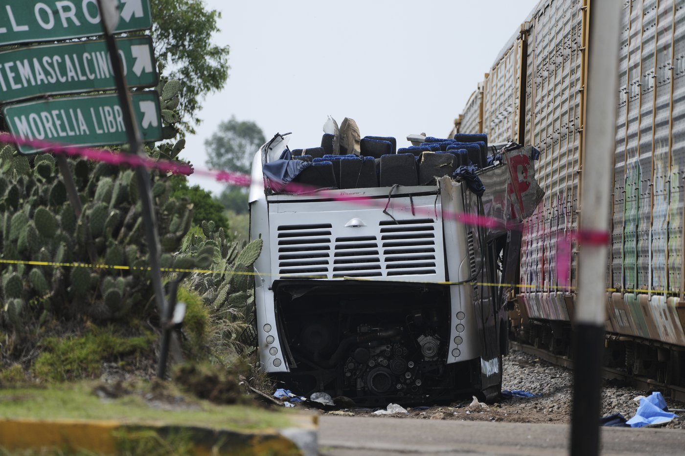 Workers' daily commute to Mexico City ends in tragedy in fatal train-bus collision | iNFOnews.ca Workers' daily commute to Mexico City ends in tragedy in fatal train-bus collision | iNFOnews.ca