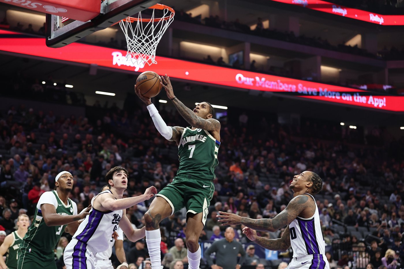 Antetokounmpo scores 37 in Bucks' 115-98 victory over Kings | iNFOnews.ca