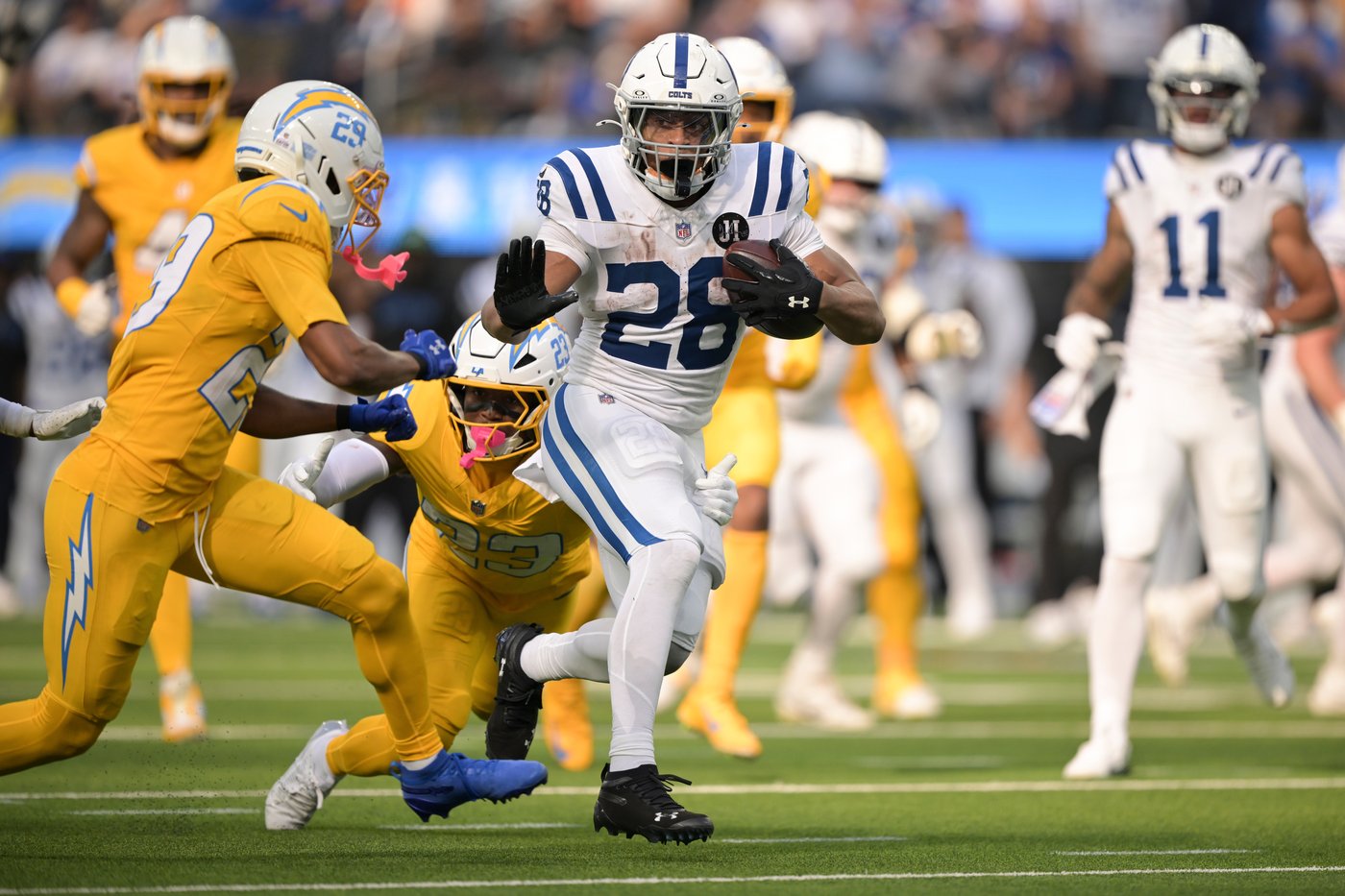 Jonathan Taylor scores 3 touchdowns and Colts beat Chargers 38-24 for NFL-leading 6th victory | iNFOnews.ca Jonathan Taylor scores 3 touchdowns and Colts beat Chargers 38-24 for NFL-leading 6th victory | iNFOnews.ca