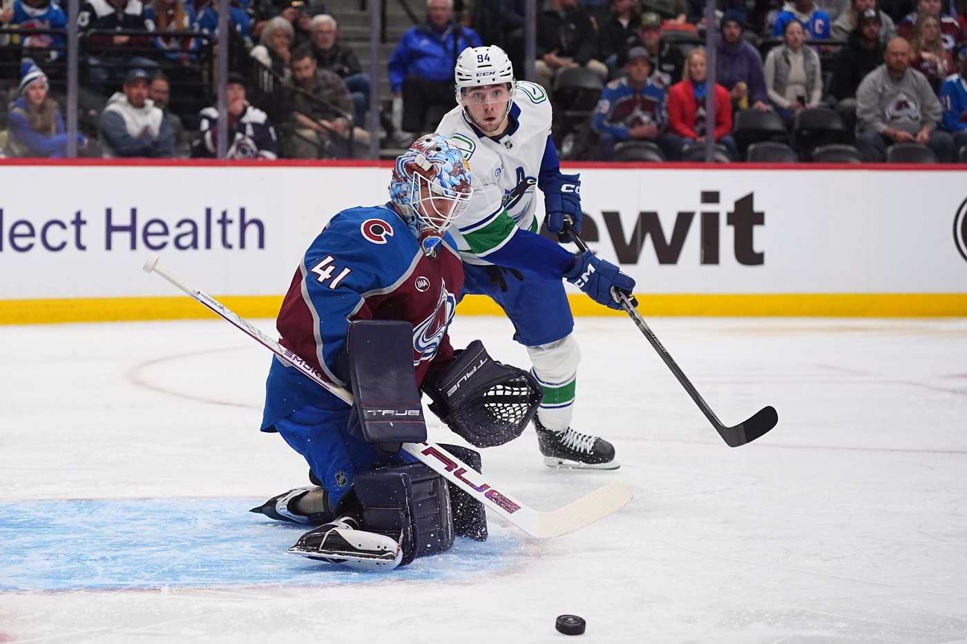 MacKinnon scores twice as the Avalanche beat the Canucks 3-1 | iNFOnews.ca MacKinnon scores twice as the Avalanche beat the Canucks 3-1 | iNFOnews.ca