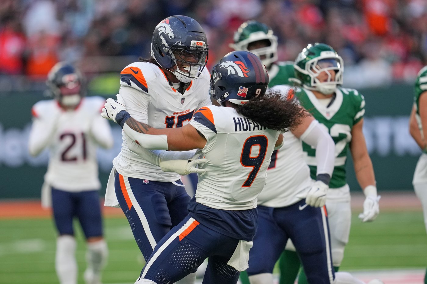 Broncos' defense saves the day by sacking Justin Fields nine times in gritty win over Jets | iNFOnews.ca Broncos' defense saves the day by sacking Justin Fields nine times in gritty win over Jets | iNFOnews.ca