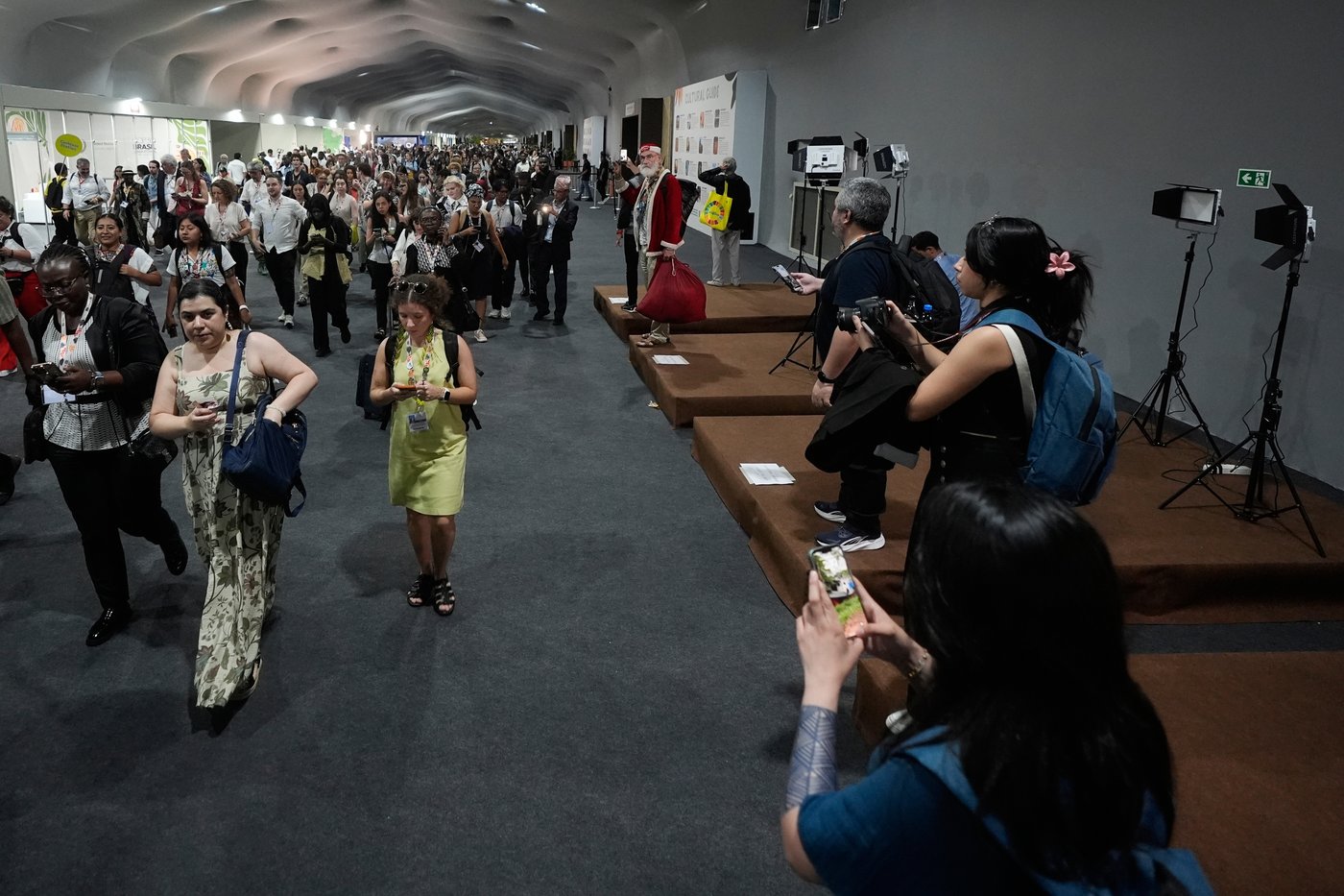 Fire prompts evacuations at UN climate talks in Brazil, and 13 suffer smoke inhalation | iNFOnews.ca