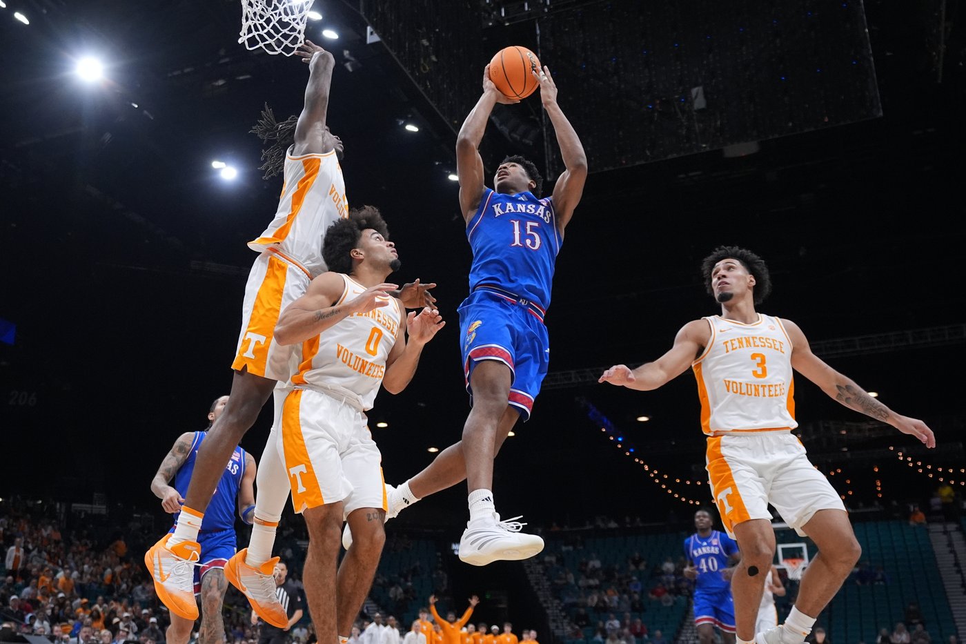 Kansas deals No. 17 Tennessee its 1st loss, 81-76 in 3rd-place game at Players Era Championship | iNFOnews.ca