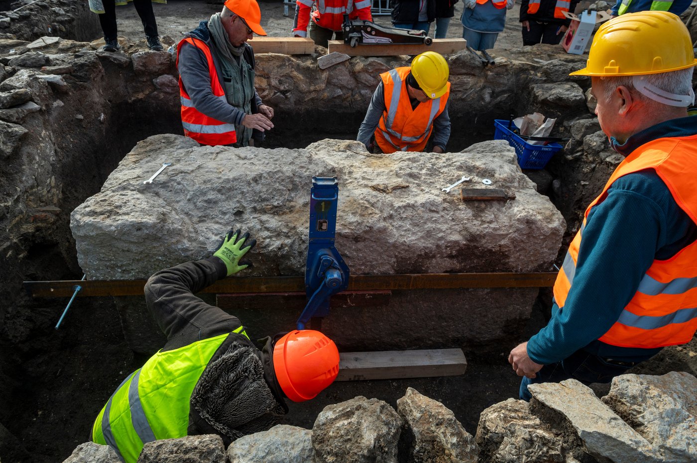 Archaeologists lift the lid on a 1,700-year-old Roman sarcophagus hidden beneath Budapest | iNFOnews.ca