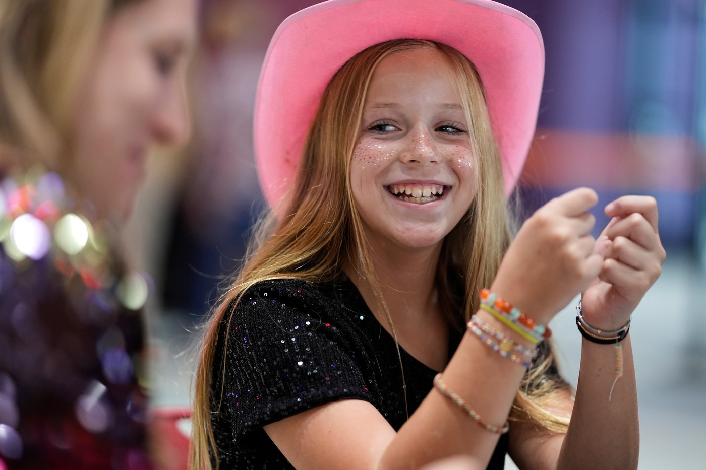 From tequila cocktails to themed pop-ups, Taylor Swift fans celebrate 'The Life of a Showgirl' | iNFOnews.ca