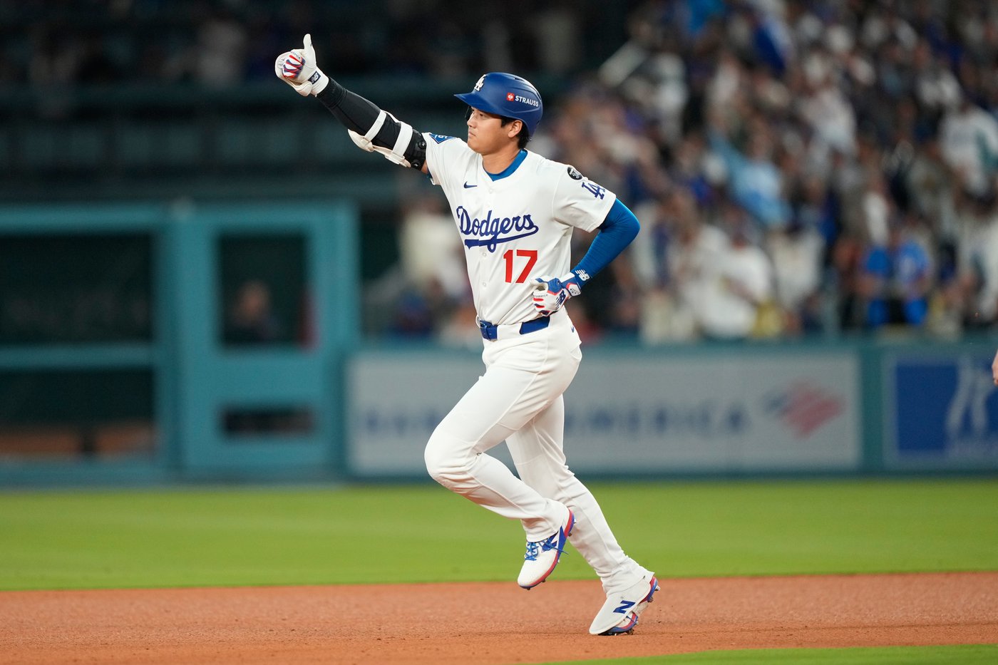 Ohtani hits 2 homers for Dodgers in playoff opener against Reds | iNFOnews.ca