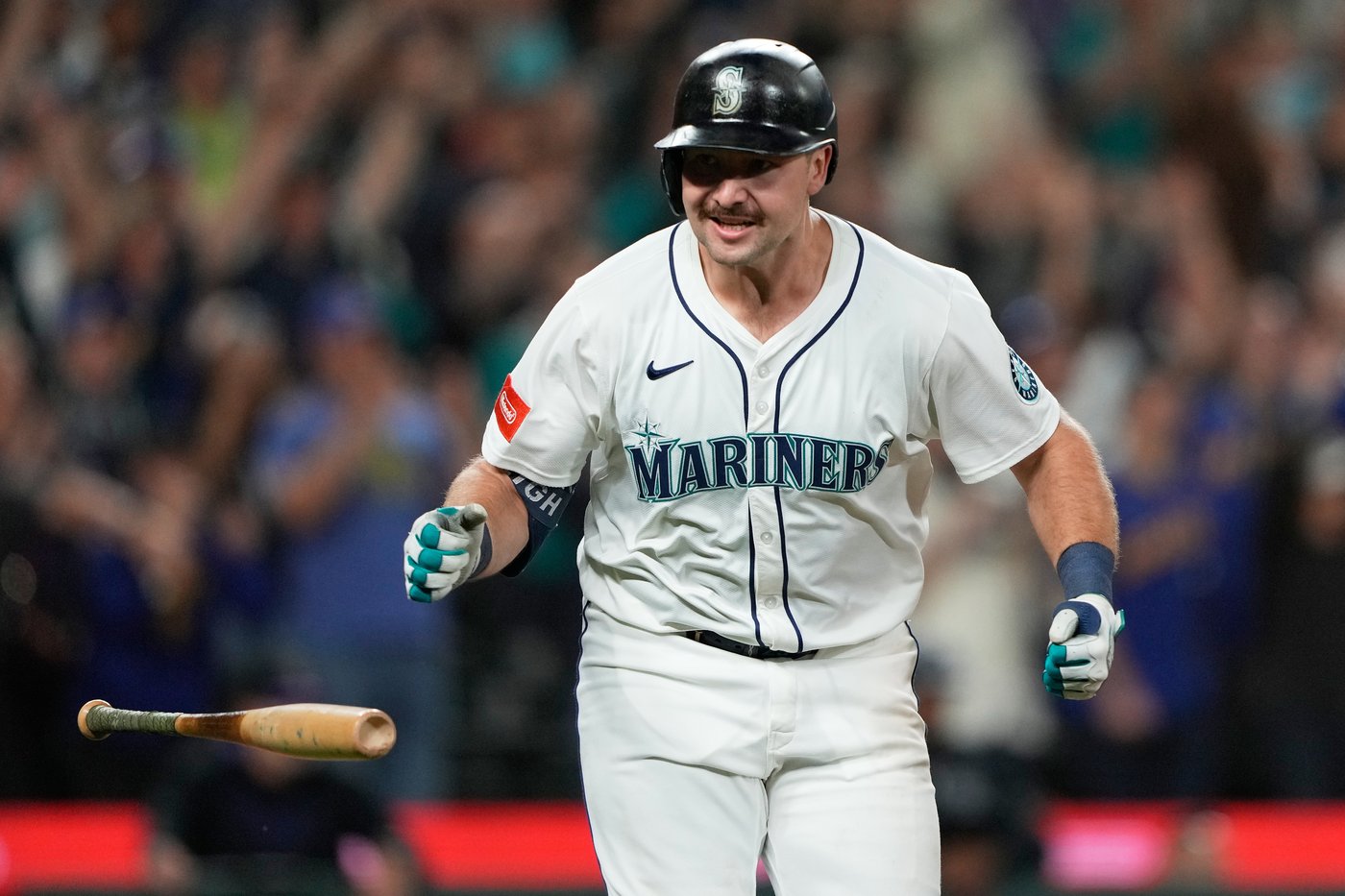Cal Raleigh hits MLB-leading 59th and 60th homers to help the Mariners wrap up AL West | iNFOnews.ca
