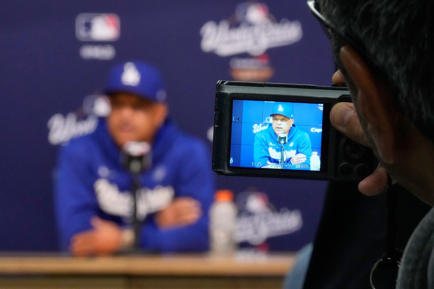 Dodgers manager Dave Roberts had flight delay getting home from Toronto after World Series Game 2 | iNFOnews.ca Dodgers manager Dave Roberts had flight delay getting home from Toronto after World Series Game 2 | iNFOnews.ca