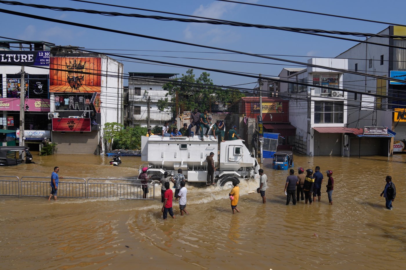 Indonesian residents hunt for food and water after deadly floods. 193 dead in Sri Lanka | iNFOnews.ca