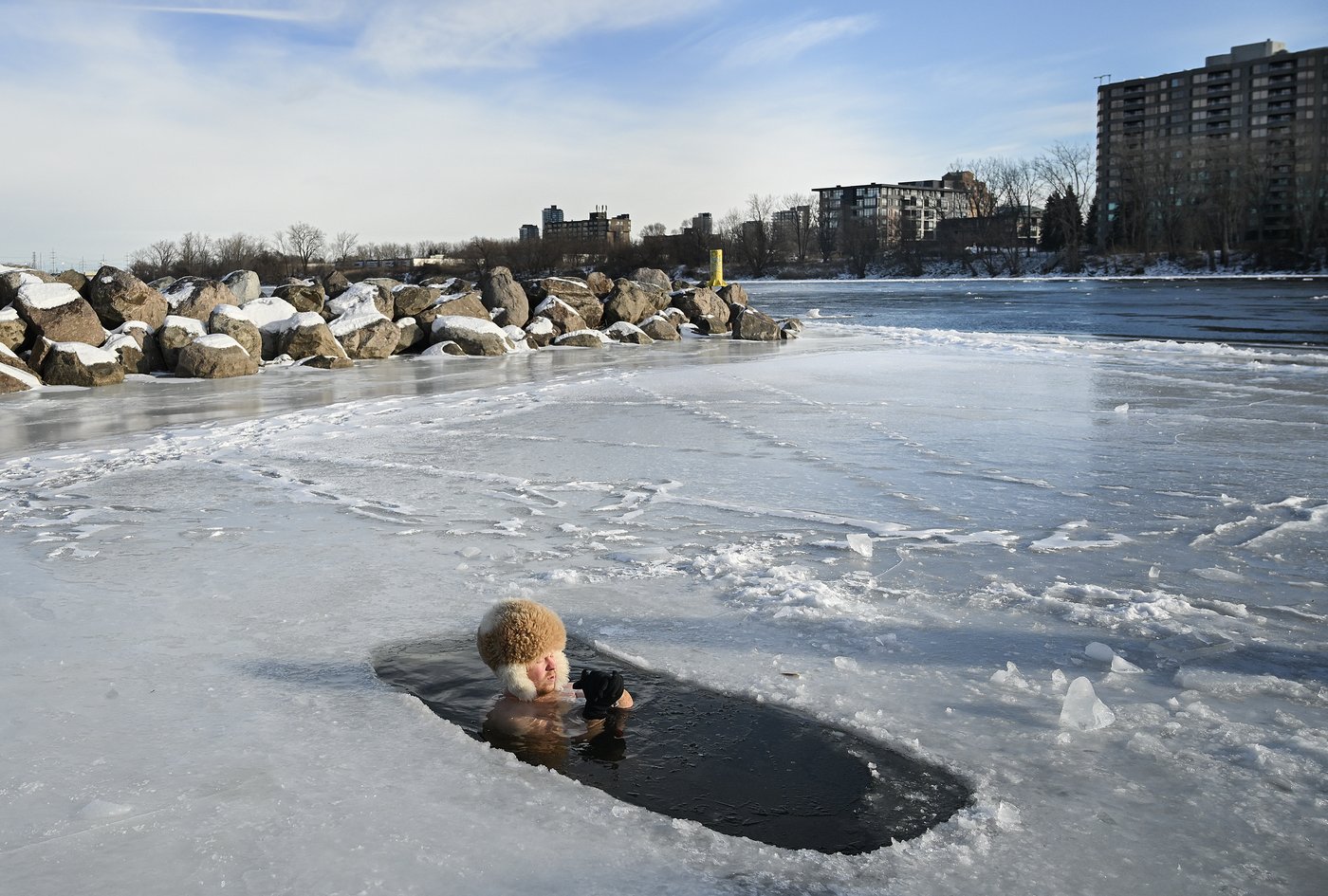 Montreal polar plunge fans want access to beach along St. Lawrence River | iNFOnews.ca