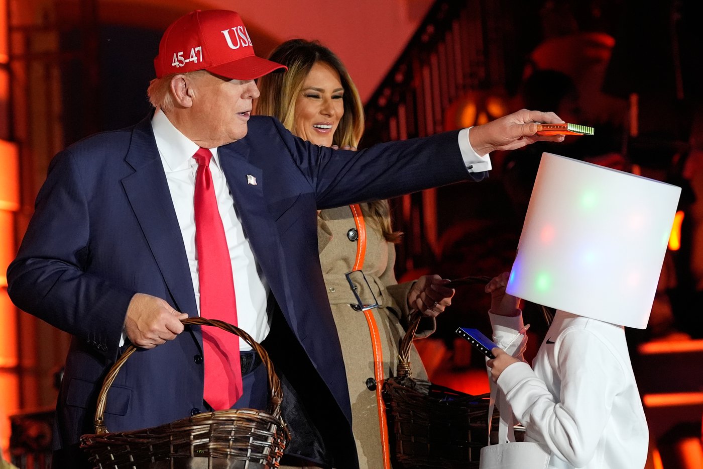 Trump hosts White House Halloween bash with superheroes and presidential lookalikes amid shutdown | iNFOnews.ca